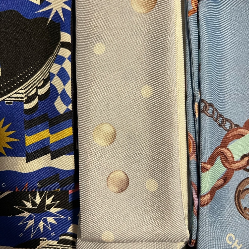 SALE❗️Pre-owned Authentic Chanel Bandeau scarf - Picture 10 of 12